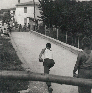 1960-e. Muškarci se boćaju u Žejanama.