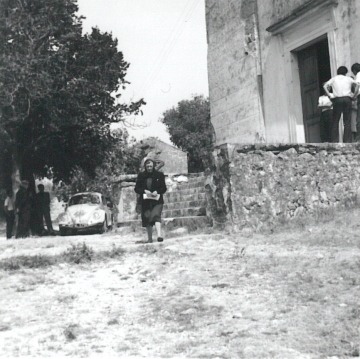 1960s. The Hurrens’ Volkswagen parked by the entrance to the church in Šušnjevica.