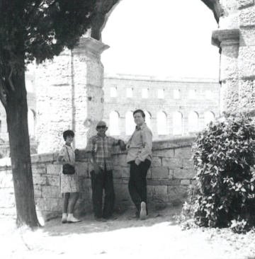 1960-e.  Gracijela Bortul, Frane Stroligo [“Cattolico”] i Tony Hurren kod pulske Arene.